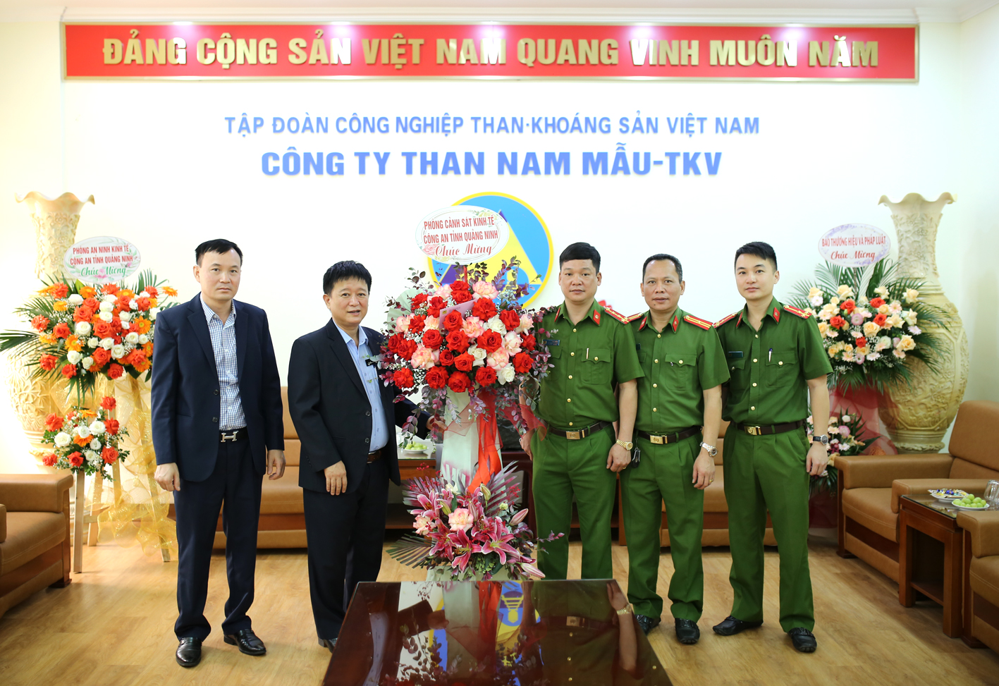 lãnh đạo địa phương, đơn vị chúc mừng chúc mừng Công ty nhân ngày Truyền thống công nhân vùng Mỏ - T (3)