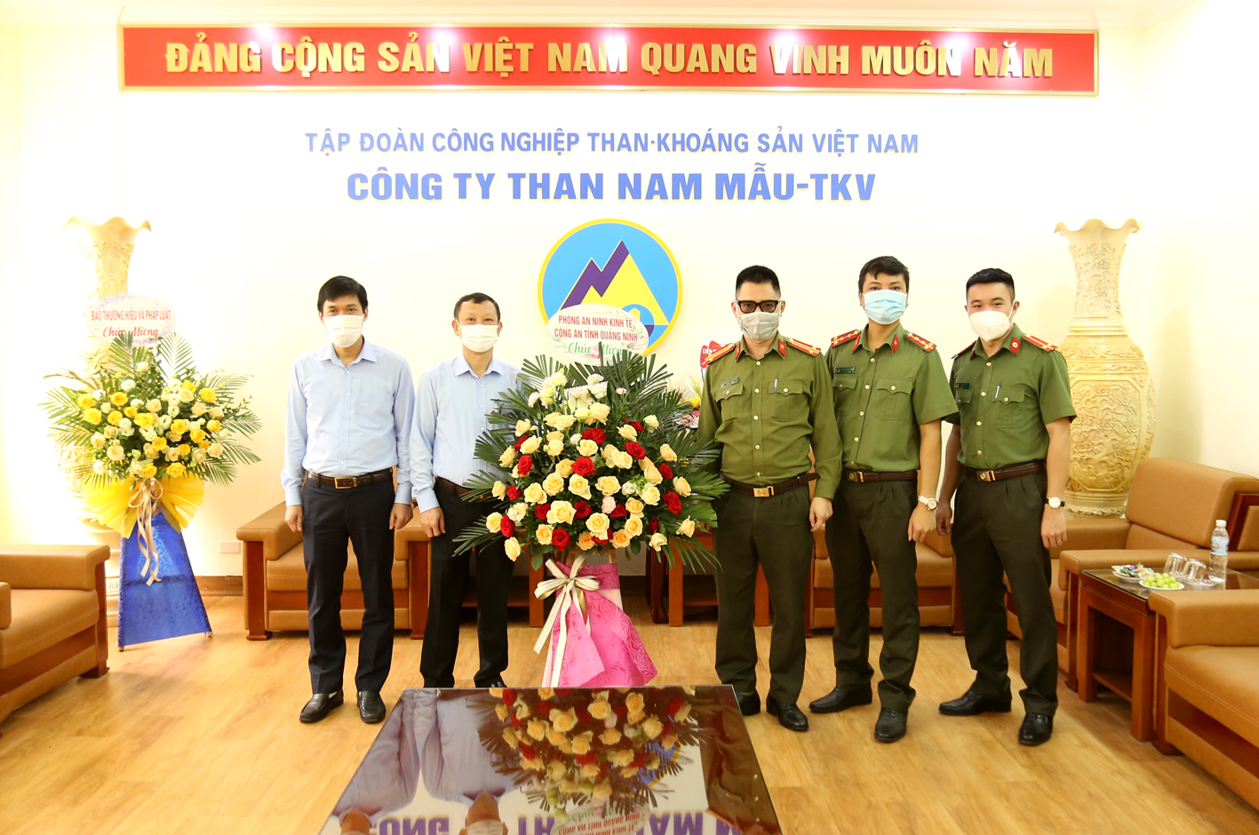 lãnh đạo địa phương, đơn vị chúc mừng chúc mừng Công ty nhân ngày Truyền thống công nhân vùng Mỏ - T (18)